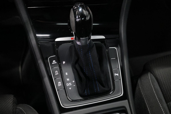Volkswagen Golf 2.0 TSI 4Motion R 310PK AKRAPOVIC/LED/PANO/ALCANTARA+S.VERWARMING/DYNAUDIO/19"LMV/CAM/ACC/ECC/12 MDN GARANTIE! Volkswagen Golf 2.0 TSI 4Motion R 310PK AKRAPOVIC/LED/PANO/ALCANTARA+S.VERWARMING/DYNAUDIO/19"LMV/CAM/ACC/ECC/12 MDN GARANTIE!