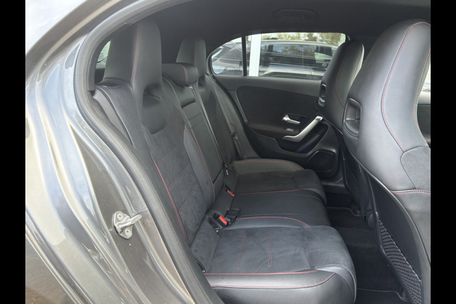 Mercedes-Benz A-Klasse 180 Business Solution AMG | Sfeerverlichting | Automaat | Stoelverwarming | Dodehoek Detector