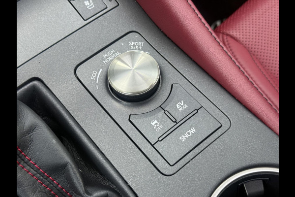 Lexus RC 300h F Sport Line | Schuifdak, Parkeersensoren, Stoelventilatie + verwarming, Leer, Dodehoekherkenning, Navigatie