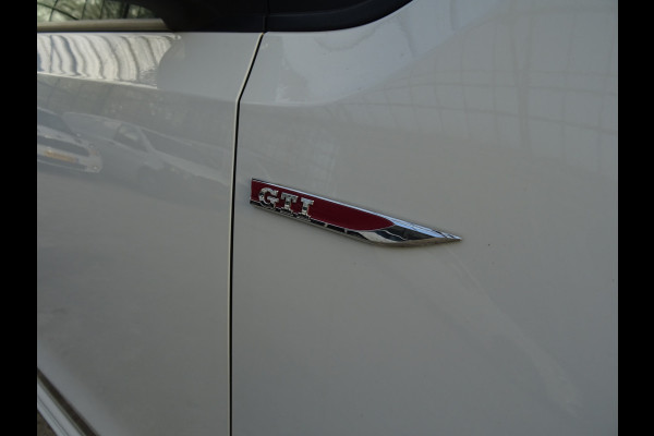 Volkswagen up! 1.0 TSI GTI * PDC * STOELVERW. * CITY SAFETY !! Volkswagen up! 1.0 TSI GTI * PDC * STOELVERW. * CITY SAFETY !!