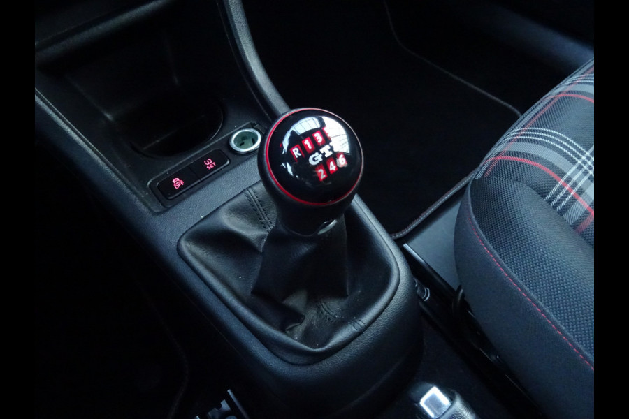 Volkswagen up! 1.0 TSI GTI * PDC * STOELVERW. * CITY SAFETY !! Volkswagen up! 1.0 TSI GTI * PDC * STOELVERW. * CITY SAFETY !!
