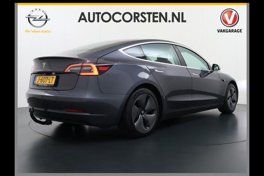 Tesla Model 3 RWD SR+ 60kWh 325PK SOH 88% Trekhaak 1.000KG Trekgewicht Lmv AutoPilot Leder PanoDak Adaptive-Cruise Lmv Camera's Elektr.-Stuur+ Navi LED ACC DAB Voorverwarmen interieur via App Keyless via Telefoonsleutel One-Pedal-Drive 1e Eigenaar Origineel Nederlandse Auto tot 11kw laden thuis! 1.584kg licht! Accu garantie 160.000km/28-09-2028 Tesla Model 3 RWD SR+ 60kWh 325PK SOH 88% Trekhaak 1.000KG Trekgewicht Lmv AutoPilot Leder PanoDak Adaptive-Cruise Lmv Camera's Elektr.-Stuur+ Navi LED ACC DAB Voorverwarmen interieur via App Keyless via Telefoonsleutel One-Pedal-Drive 1e Eigenaar Origineel Nederlandse Auto tot 11kw laden thuis! 1.584kg licht! Accu garantie 160.000km/28-09-2028