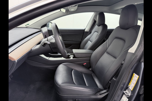 Tesla Model 3 RWD SR+ 60kWh 325PK SOH 88% Trekhaak 1.000KG Trekgewicht Lmv AutoPilot Leder PanoDak Adaptive-Cruise Lmv Camera's Elektr.-Stuur+ Navi LED ACC DAB Voorverwarmen interieur via App Keyless via Telefoonsleutel One-Pedal-Drive 1e Eigenaar Origineel Nederlandse Auto tot 11kw laden thuis! 1.584kg licht! Accu garantie 160.000km/28-09-2028 Tesla Model 3 RWD SR+ 60kWh 325PK SOH 88% Trekhaak 1.000KG Trekgewicht Lmv AutoPilot Leder PanoDak Adaptive-Cruise Lmv Camera's Elektr.-Stuur+ Navi LED ACC DAB Voorverwarmen interieur via App Keyless via Telefoonsleutel One-Pedal-Drive 1e Eigenaar Origineel Nederlandse Auto tot 11kw laden thuis! 1.584kg licht! Accu garantie 160.000km/28-09-2028