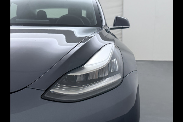Tesla Model 3 RWD SR+ 60kWh 325PK SOH 88% Trekhaak 1.000KG Trekgewicht Lmv AutoPilot Leder PanoDak Adaptive-Cruise Lmv Camera's Elektr.-Stuur+ Navi LED ACC DAB Voorverwarmen interieur via App Keyless via Telefoonsleutel One-Pedal-Drive 1e Eigenaar Origineel Nederlandse Auto tot 11kw laden thuis! 1.584kg licht! Accu garantie 160.000km/28-09-2028 Tesla Model 3 RWD SR+ 60kWh 325PK SOH 88% Trekhaak 1.000KG Trekgewicht Lmv AutoPilot Leder PanoDak Adaptive-Cruise Lmv Camera's Elektr.-Stuur+ Navi LED ACC DAB Voorverwarmen interieur via App Keyless via Telefoonsleutel One-Pedal-Drive 1e Eigenaar Origineel Nederlandse Auto tot 11kw laden thuis! 1.584kg licht! Accu garantie 160.000km/28-09-2028