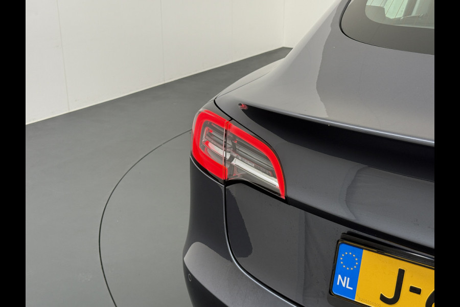 Tesla Model 3 RWD SR+ 60kWh 325PK SOH 88% Trekhaak 1.000KG Trekgewicht Lmv AutoPilot Leder PanoDak Adaptive-Cruise Lmv Camera's Elektr.-Stuur+ Navi LED ACC DAB Voorverwarmen interieur via App Keyless via Telefoonsleutel One-Pedal-Drive 1e Eigenaar Origineel Nederlandse Auto tot 11kw laden thuis! 1.584kg licht! Accu garantie 160.000km/28-09-2028 Tesla Model 3 RWD SR+ 60kWh 325PK SOH 88% Trekhaak 1.000KG Trekgewicht Lmv AutoPilot Leder PanoDak Adaptive-Cruise Lmv Camera's Elektr.-Stuur+ Navi LED ACC DAB Voorverwarmen interieur via App Keyless via Telefoonsleutel One-Pedal-Drive 1e Eigenaar Origineel Nederlandse Auto tot 11kw laden thuis! 1.584kg licht! Accu garantie 160.000km/28-09-2028