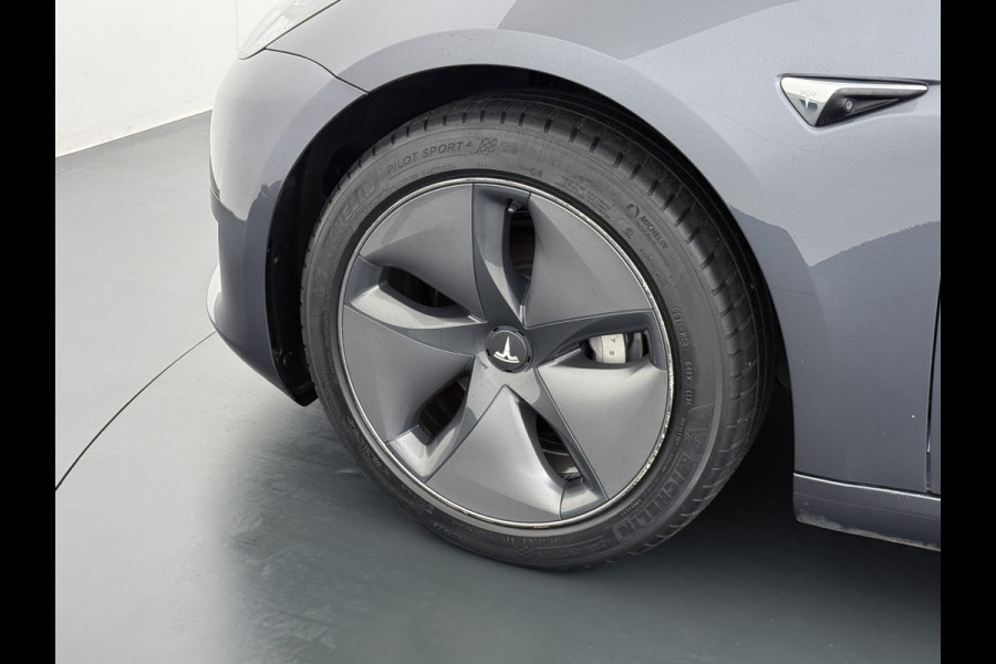 Tesla Model 3 RWD SR+ 60kWh 325PK SOH 88% Trekhaak 1.000KG Trekgewicht Lmv AutoPilot Leder PanoDak Adaptive-Cruise Lmv Camera's Elektr.-Stuur+ Navi LED ACC DAB Voorverwarmen interieur via App Keyless via Telefoonsleutel One-Pedal-Drive 1e Eigenaar Origineel Nederlandse Auto tot 11kw laden thuis! 1.584kg licht! Accu garantie 160.000km/28-09-2028 Tesla Model 3 RWD SR+ 60kWh 325PK SOH 88% Trekhaak 1.000KG Trekgewicht Lmv AutoPilot Leder PanoDak Adaptive-Cruise Lmv Camera's Elektr.-Stuur+ Navi LED ACC DAB Voorverwarmen interieur via App Keyless via Telefoonsleutel One-Pedal-Drive 1e Eigenaar Origineel Nederlandse Auto tot 11kw laden thuis! 1.584kg licht! Accu garantie 160.000km/28-09-2028
