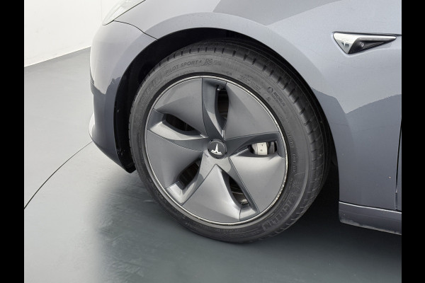 Tesla Model 3 RWD SR+ 60kWh 325PK SOH 88% Trekhaak 1.000KG Trekgewicht Lmv AutoPilot Leder PanoDak Adaptive-Cruise Lmv Camera's Elektr.-Stuur+ Navi LED ACC DAB Voorverwarmen interieur via App Keyless via Telefoonsleutel One-Pedal-Drive 1e Eigenaar Origineel Nederlandse Auto tot 11kw laden thuis! 1.584kg licht! Accu garantie 160.000km/28-09-2028 Tesla Model 3 RWD SR+ 60kWh 325PK SOH 88% Trekhaak 1.000KG Trekgewicht Lmv AutoPilot Leder PanoDak Adaptive-Cruise Lmv Camera's Elektr.-Stuur+ Navi LED ACC DAB Voorverwarmen interieur via App Keyless via Telefoonsleutel One-Pedal-Drive 1e Eigenaar Origineel Nederlandse Auto tot 11kw laden thuis! 1.584kg licht! Accu garantie 160.000km/28-09-2028