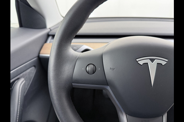 Tesla Model 3 RWD SR+ 60kWh 325PK SOH 88% Trekhaak 1.000KG Trekgewicht Lmv AutoPilot Leder PanoDak Adaptive-Cruise Lmv Camera's Elektr.-Stuur+ Navi LED ACC DAB Voorverwarmen interieur via App Keyless via Telefoonsleutel One-Pedal-Drive 1e Eigenaar Origineel Nederlandse Auto tot 11kw laden thuis! 1.584kg licht! Accu garantie 160.000km/28-09-2028 Tesla Model 3 RWD SR+ 60kWh 325PK SOH 88% Trekhaak 1.000KG Trekgewicht Lmv AutoPilot Leder PanoDak Adaptive-Cruise Lmv Camera's Elektr.-Stuur+ Navi LED ACC DAB Voorverwarmen interieur via App Keyless via Telefoonsleutel One-Pedal-Drive 1e Eigenaar Origineel Nederlandse Auto tot 11kw laden thuis! 1.584kg licht! Accu garantie 160.000km/28-09-2028