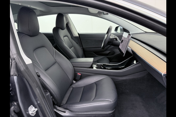 Tesla Model 3 RWD SR+ 60kWh 325PK SOH 88% Trekhaak 1.000KG Trekgewicht Lmv AutoPilot Leder PanoDak Adaptive-Cruise Lmv Camera's Elektr.-Stuur+ Navi LED ACC DAB Voorverwarmen interieur via App Keyless via Telefoonsleutel One-Pedal-Drive 1e Eigenaar Origineel Nederlandse Auto tot 11kw laden thuis! 1.584kg licht! Accu garantie 160.000km/28-09-2028 Tesla Model 3 RWD SR+ 60kWh 325PK SOH 88% Trekhaak 1.000KG Trekgewicht Lmv AutoPilot Leder PanoDak Adaptive-Cruise Lmv Camera's Elektr.-Stuur+ Navi LED ACC DAB Voorverwarmen interieur via App Keyless via Telefoonsleutel One-Pedal-Drive 1e Eigenaar Origineel Nederlandse Auto tot 11kw laden thuis! 1.584kg licht! Accu garantie 160.000km/28-09-2028