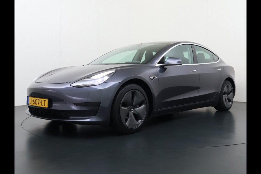Tesla Model 3 RWD SR+ 60kWh 325PK SOH 88% Trekhaak 1.000KG Trekgewicht Lmv AutoPilot Leder PanoDak Adaptive-Cruise Lmv Camera's Elektr.-Stuur+ Navi LED ACC DAB Voorverwarmen interieur via App Keyless via Telefoonsleutel One-Pedal-Drive 1e Eigenaar Origineel Nederlandse Auto tot 11kw laden thuis! 1.584kg licht! Accu garantie 160.000km/28-09-2028 Tesla Model 3 RWD SR+ 60kWh 325PK SOH 88% Trekhaak 1.000KG Trekgewicht Lmv AutoPilot Leder PanoDak Adaptive-Cruise Lmv Camera's Elektr.-Stuur+ Navi LED ACC DAB Voorverwarmen interieur via App Keyless via Telefoonsleutel One-Pedal-Drive 1e Eigenaar Origineel Nederlandse Auto tot 11kw laden thuis! 1.584kg licht! Accu garantie 160.000km/28-09-2028
