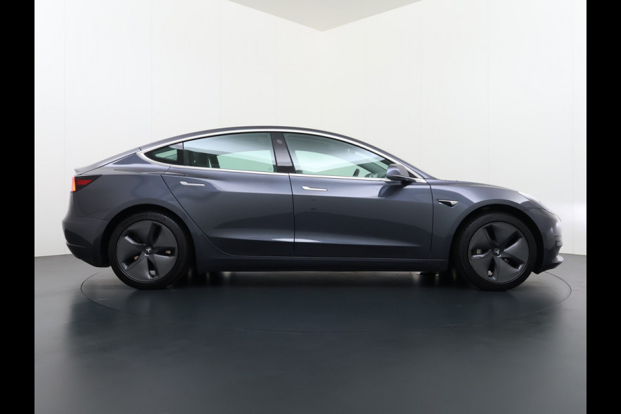 Tesla Model 3 RWD SR+ 60kWh 325PK SOH 88% Trekhaak 1.000KG Trekgewicht Lmv AutoPilot Leder PanoDak Adaptive-Cruise Lmv Camera's Elektr.-Stuur+ Navi LED ACC DAB Voorverwarmen interieur via App Keyless via Telefoonsleutel One-Pedal-Drive 1e Eigenaar Origineel Nederlandse Auto tot 11kw laden thuis! 1.584kg licht! Accu garantie 160.000km/28-09-2028 Tesla Model 3 RWD SR+ 60kWh 325PK SOH 88% Trekhaak 1.000KG Trekgewicht Lmv AutoPilot Leder PanoDak Adaptive-Cruise Lmv Camera's Elektr.-Stuur+ Navi LED ACC DAB Voorverwarmen interieur via App Keyless via Telefoonsleutel One-Pedal-Drive 1e Eigenaar Origineel Nederlandse Auto tot 11kw laden thuis! 1.584kg licht! Accu garantie 160.000km/28-09-2028