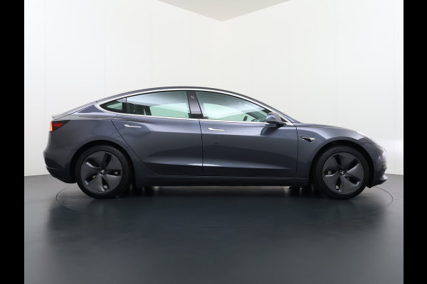 Tesla Model 3 RWD SR+ 60kWh 325PK SOH 88% Trekhaak 1.000KG Trekgewicht Lmv AutoPilot Leder PanoDak Adaptive-Cruise Lmv Camera's Elektr.-Stuur+ Navi LED ACC DAB Voorverwarmen interieur via App Keyless via Telefoonsleutel One-Pedal-Drive 1e Eigenaar Origineel Nederlandse Auto tot 11kw laden thuis! 1.584kg licht! Accu garantie 160.000km/28-09-2028 Tesla Model 3 RWD SR+ 60kWh 325PK SOH 88% Trekhaak 1.000KG Trekgewicht Lmv AutoPilot Leder PanoDak Adaptive-Cruise Lmv Camera's Elektr.-Stuur+ Navi LED ACC DAB Voorverwarmen interieur via App Keyless via Telefoonsleutel One-Pedal-Drive 1e Eigenaar Origineel Nederlandse Auto tot 11kw laden thuis! 1.584kg licht! Accu garantie 160.000km/28-09-2028