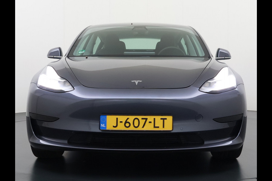 Tesla Model 3 RWD SR+ 60kWh 325PK SOH 88% Trekhaak 1.000KG Trekgewicht Lmv AutoPilot Leder PanoDak Adaptive-Cruise Lmv Camera's Elektr.-Stuur+ Navi LED ACC DAB Voorverwarmen interieur via App Keyless via Telefoonsleutel One-Pedal-Drive 1e Eigenaar Origineel Nederlandse Auto tot 11kw laden thuis! 1.584kg licht! Accu garantie 160.000km/28-09-2028 Tesla Model 3 RWD SR+ 60kWh 325PK SOH 88% Trekhaak 1.000KG Trekgewicht Lmv AutoPilot Leder PanoDak Adaptive-Cruise Lmv Camera's Elektr.-Stuur+ Navi LED ACC DAB Voorverwarmen interieur via App Keyless via Telefoonsleutel One-Pedal-Drive 1e Eigenaar Origineel Nederlandse Auto tot 11kw laden thuis! 1.584kg licht! Accu garantie 160.000km/28-09-2028