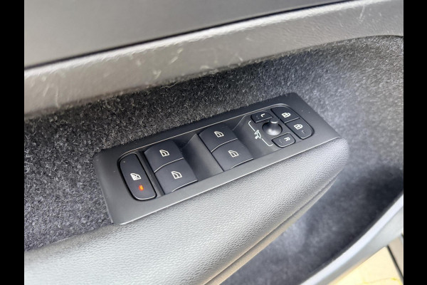 Volvo XC40 1.5 T4 Recharge R-Design Automaat | Panoramadak | LED verlichting | Sportstoelen leer | DAB | Apple CarPlay | 360 graden camera