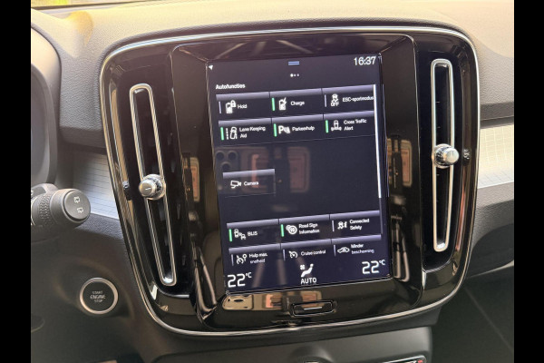 Volvo XC40 1.5 T4 Recharge R-Design Automaat | Panoramadak | LED verlichting | Sportstoelen leer | DAB | Apple CarPlay | 360 graden camera