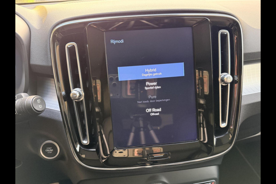 Volvo XC40 1.5 T4 Recharge R-Design Automaat | Panoramadak | LED verlichting | Sportstoelen leer | DAB | Apple CarPlay | 360 graden camera
