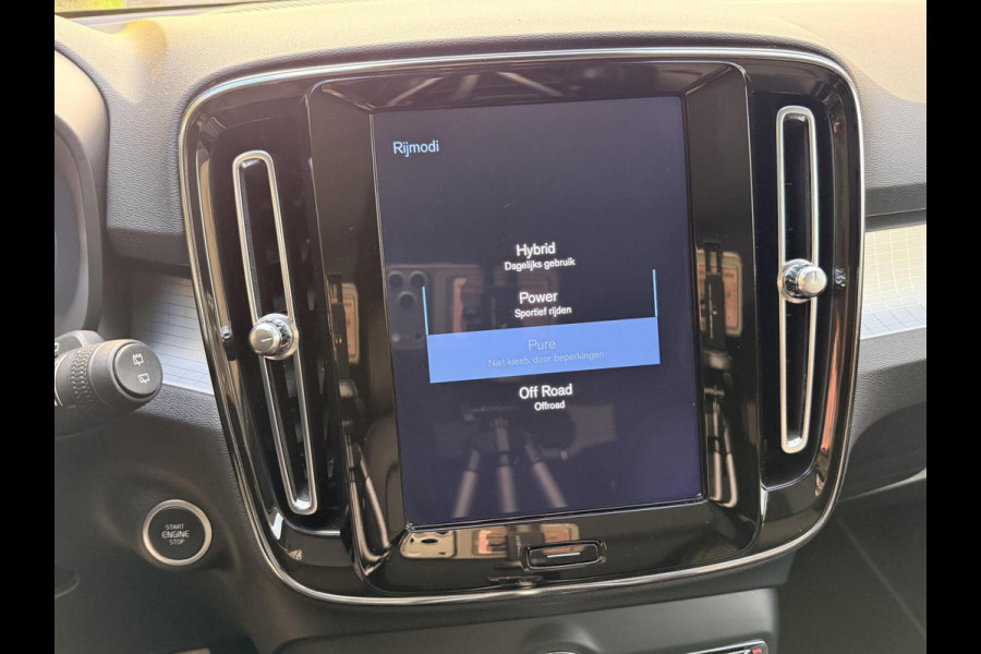 Volvo XC40 1.5 T4 Recharge R-Design Automaat | Panoramadak | LED verlichting | Sportstoelen leer | DAB | Apple CarPlay | 360 graden camera