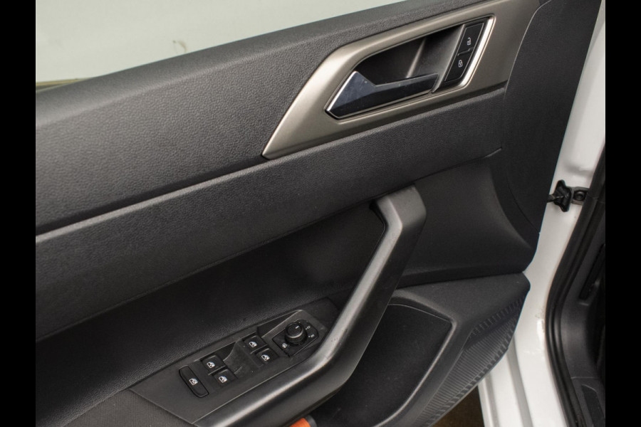 Volkswagen Polo 1.0 TSI Sport (APPLE CARPLAY,NAVI,CRUISE,PDC,CAMERA,SPORTSTOELEN,GETINT,CLIMATE,NETTESTAAT) Volkswagen Polo 1.0 TSI Sport (APPLE CARPLAY,NAVI,CRUISE,PDC,CAMERA,SPORTSTOELEN,GETINT,CLIMATE,NETTESTAAT)