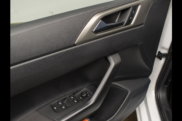 Volkswagen Polo 1.0 TSI Sport (APPLE CARPLAY,NAVI,CRUISE,PDC,CAMERA,SPORTSTOELEN,GETINT,CLIMATE,NETTESTAAT) Volkswagen Polo 1.0 TSI Sport (APPLE CARPLAY,NAVI,CRUISE,PDC,CAMERA,SPORTSTOELEN,GETINT,CLIMATE,NETTESTAAT)
