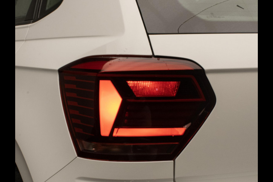 Volkswagen Polo 1.0 TSI Sport (APPLE CARPLAY,NAVI,CRUISE,PDC,CAMERA,SPORTSTOELEN,GETINT,CLIMATE,NETTESTAAT) Volkswagen Polo 1.0 TSI Sport (APPLE CARPLAY,NAVI,CRUISE,PDC,CAMERA,SPORTSTOELEN,GETINT,CLIMATE,NETTESTAAT)
