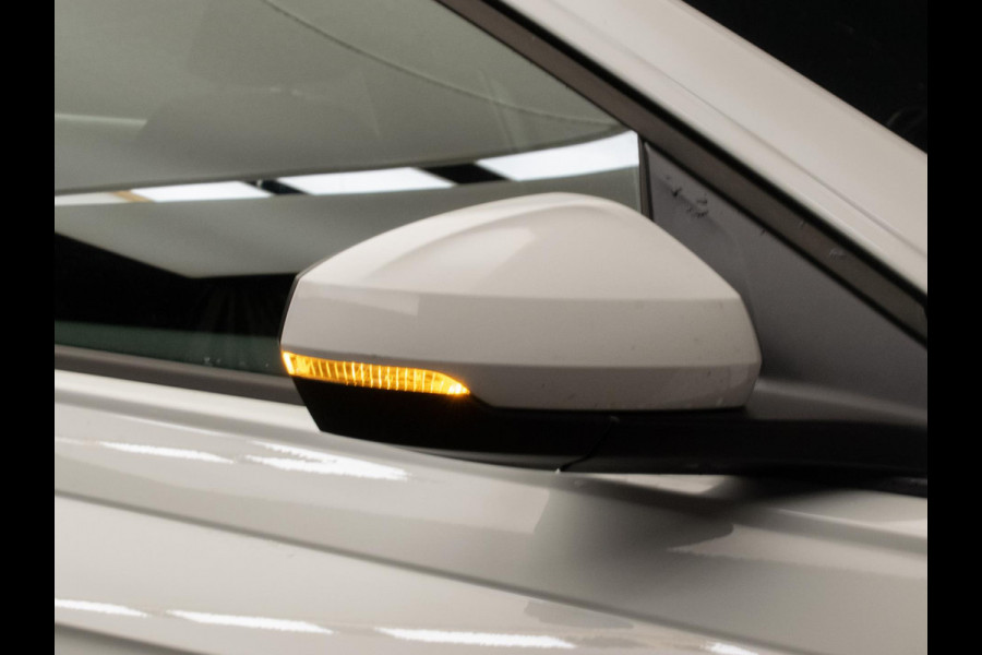 Volkswagen Polo 1.0 TSI Sport (APPLE CARPLAY,NAVI,CRUISE,PDC,CAMERA,SPORTSTOELEN,GETINT,CLIMATE,NETTESTAAT) Volkswagen Polo 1.0 TSI Sport (APPLE CARPLAY,NAVI,CRUISE,PDC,CAMERA,SPORTSTOELEN,GETINT,CLIMATE,NETTESTAAT)