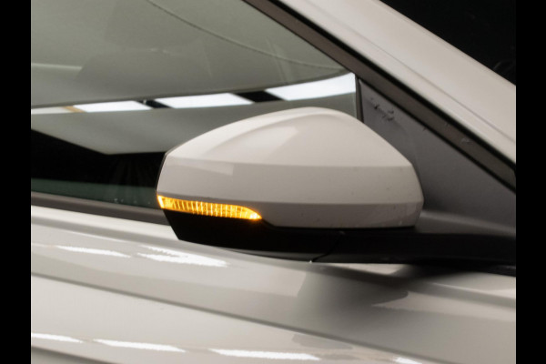 Volkswagen Polo 1.0 TSI Sport (APPLE CARPLAY,NAVI,CRUISE,PDC,CAMERA,SPORTSTOELEN,GETINT,CLIMATE,NETTESTAAT) Volkswagen Polo 1.0 TSI Sport (APPLE CARPLAY,NAVI,CRUISE,PDC,CAMERA,SPORTSTOELEN,GETINT,CLIMATE,NETTESTAAT)