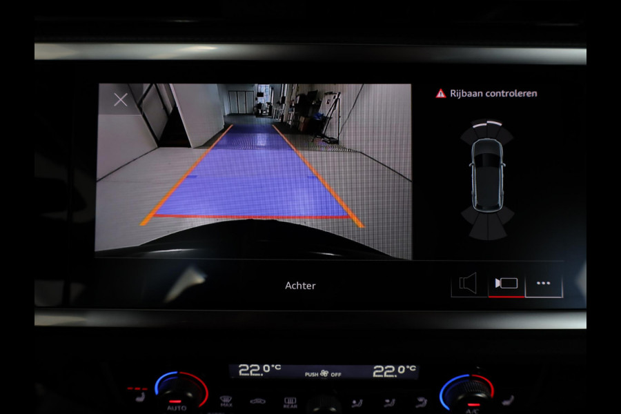 Audi Q3 45 TFSI e Business Edition 245 pk S-tronic | Navigatie | Parkeersensoren | Achteruitrijcamera | Adaptieve cruise control | Stoelverwarming | S-Line interieur |