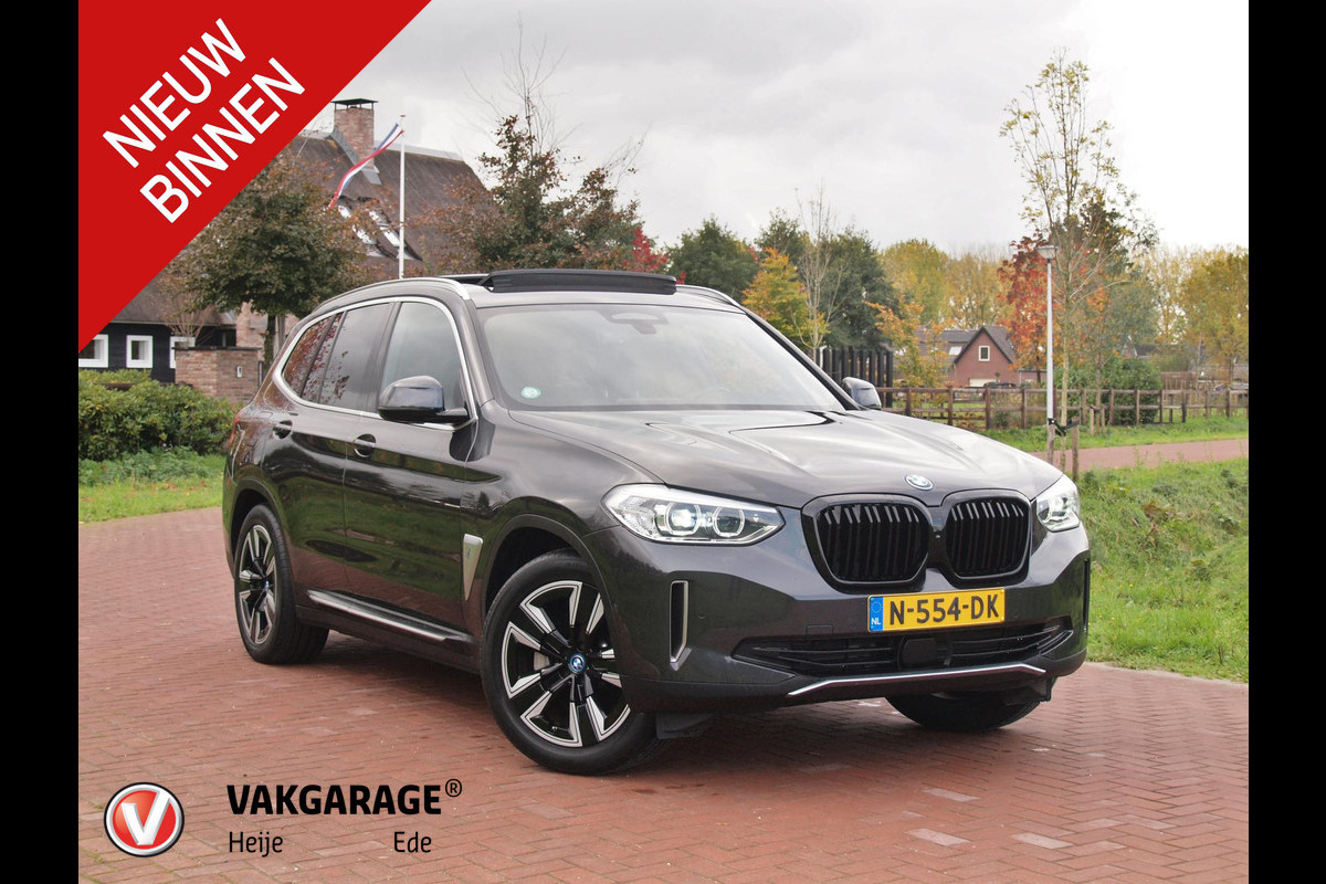 BMW iX3 Executive 80 kWh | Panoramadak | Camera | Trekhaak | Sfeerverlichting | Apple Carplay |
