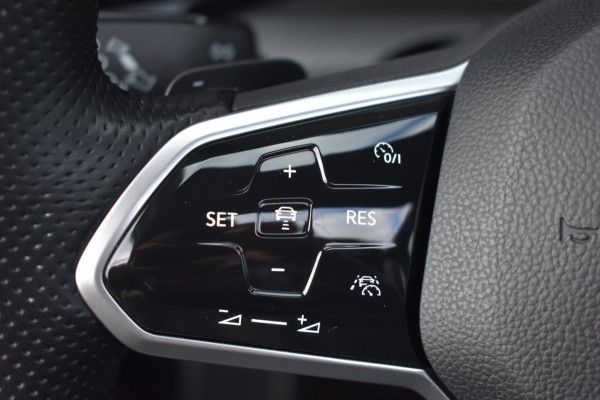 Volkswagen GOLF Variant 1.5 eTSI R-Line | MAXTON | IQ-LIGHT | PANORAMADAK | APPLE CARPLAY | ANDROID AUTO | CAMERA