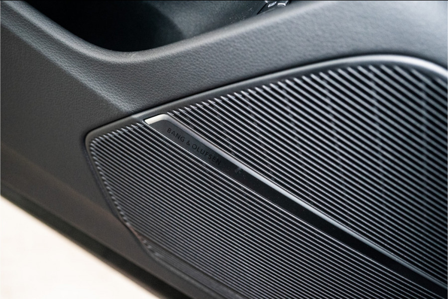 Audi Q8 60 TFSI E Quattro S-Edition Competition 490PK FACELIFT | 2025 PER DIRECT LEVERBAAR | 5 Jaar Garantie | BOMVOL!