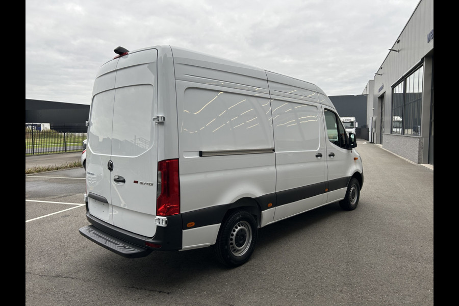 Mercedes-Benz Sprinter 317 CDI L2 H2 PRO / LED / MBUX / Navigatie / Camera / Parkeersensoren / Cruise control / Airco / 270 Graden achterdeuren