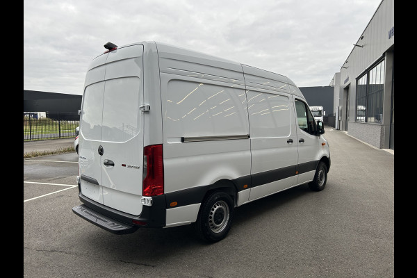 Mercedes-Benz Sprinter 317 CDI L2 H2 PRO / LED / MBUX / Navigatie / Camera / Parkeersensoren / Cruise control / Airco / 270 Graden achterdeuren