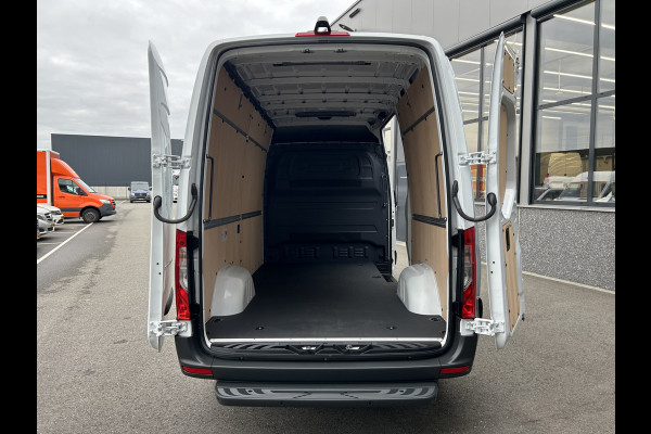 Mercedes-Benz Sprinter 317 CDI L2 H2 PRO / LED / MBUX / Navigatie / Camera / Parkeersensoren / Cruise control / Airco / 270 Graden achterdeuren