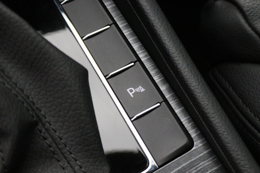 Škoda Superb Combi 1.4 TSI iV Business Edition Plus Leer, Camera, Apple Carplay, Elektr. Stoel, LED, Trekhaak, PDC Škoda Superb Combi 1.4 TSI iV Business Edition Plus Leer, Camera, Apple Carplay, Elektr. Stoel, LED, Trekhaak, PDC