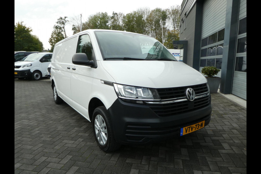 Volkswagen Transporter 2.0 TDI L2H1 150 pk automaat , 3 zits , trekhaak