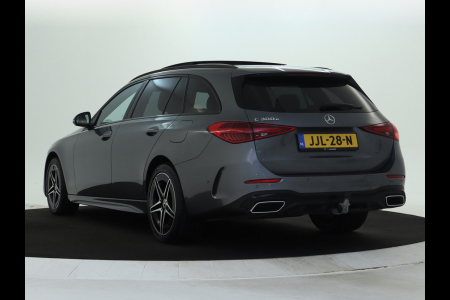 Mercedes-Benz C-Klasse Estate 300 e AMG Plug-In Hybride AMG Line | Night Pakket | Trekhaak | Panorama Schuif-Kanteldak | Memory Voorstoelen. Inclusief 24 maanden Mercedes-Benz Certified garantie voor Europa. Mercedes-Benz C-Klasse Estate 300 e AMG Plug-In Hybride AMG Line | Night Pakket | Trekhaak | Panorama Schuif-Kanteldak | Memory Voorstoelen. Inclusief 24 maanden Mercedes-Benz Certified garantie voor Europa.