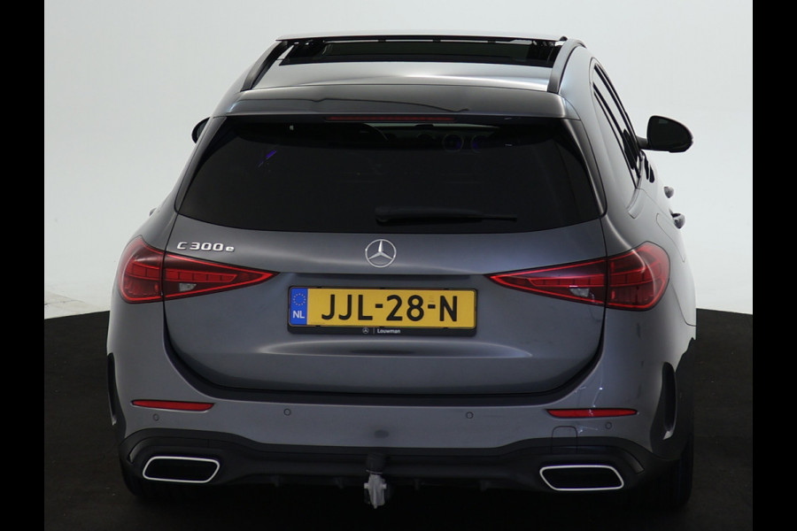 Mercedes-Benz C-Klasse Estate 300 e AMG Plug-In Hybride AMG Line | Night Pakket | Trekhaak | Panorama Schuif-Kanteldak | Memory Voorstoelen. Inclusief 24 maanden Mercedes-Benz Certified garantie voor Europa. Mercedes-Benz C-Klasse Estate 300 e AMG Plug-In Hybride AMG Line | Night Pakket | Trekhaak | Panorama Schuif-Kanteldak | Memory Voorstoelen. Inclusief 24 maanden Mercedes-Benz Certified garantie voor Europa.