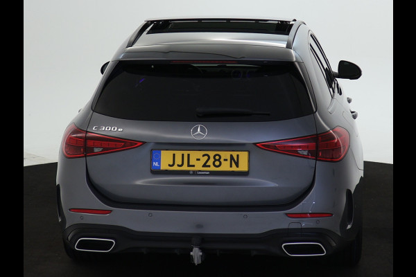 Mercedes-Benz C-Klasse Estate 300 e AMG Plug-In Hybride AMG Line | Night Pakket | Trekhaak | Panorama Schuif-Kanteldak | Memory Voorstoelen. Inclusief 24 maanden Mercedes-Benz Certified garantie voor Europa. Mercedes-Benz C-Klasse Estate 300 e AMG Plug-In Hybride AMG Line | Night Pakket | Trekhaak | Panorama Schuif-Kanteldak | Memory Voorstoelen. Inclusief 24 maanden Mercedes-Benz Certified garantie voor Europa.