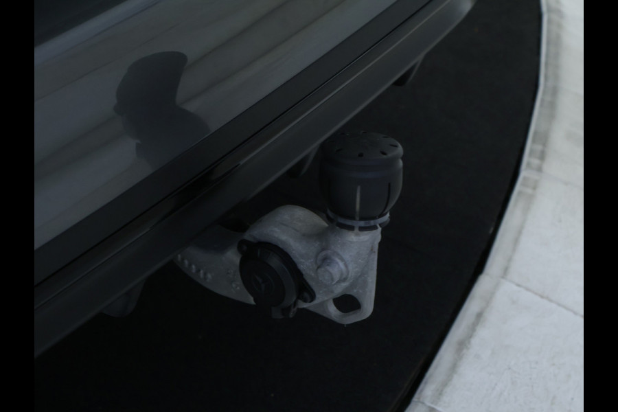 Mercedes-Benz C-Klasse Estate 300 e AMG Plug-In Hybride AMG Line | Night Pakket | Trekhaak | Panorama Schuif-Kanteldak | Memory Voorstoelen. Inclusief 24 maanden Mercedes-Benz Certified garantie voor Europa. Mercedes-Benz C-Klasse Estate 300 e AMG Plug-In Hybride AMG Line | Night Pakket | Trekhaak | Panorama Schuif-Kanteldak | Memory Voorstoelen. Inclusief 24 maanden Mercedes-Benz Certified garantie voor Europa.