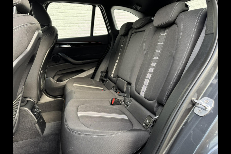 BMW X1 SDrive18i High Executive Automaat Cruise control Climate control Stoelverwarming Navigatie Full LED Head-up display Camera BMW X1 SDrive18i High Executive Automaat Cruise control Climate control Stoelverwarming Navigatie Full LED Head-up display Camera