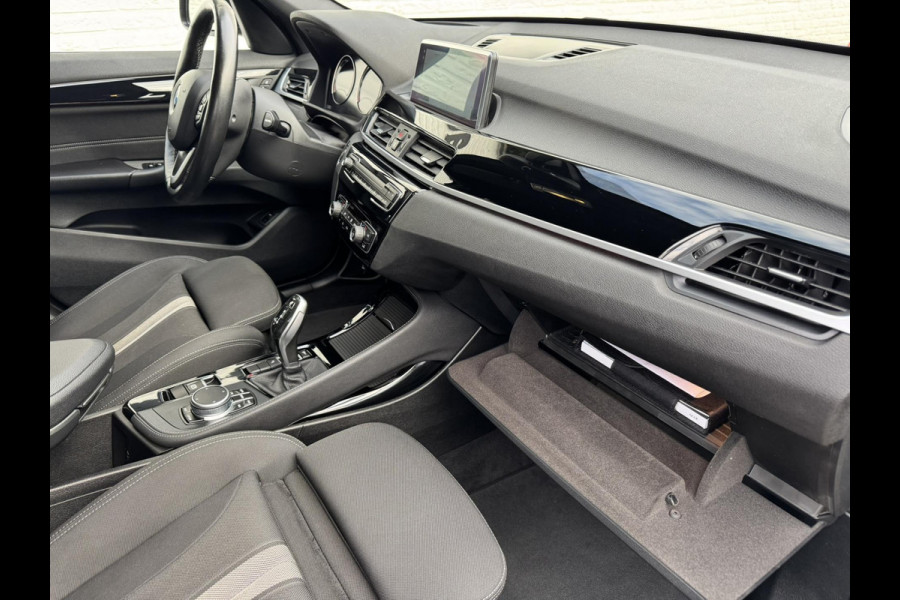 BMW X1 SDrive18i High Executive Automaat Cruise control Climate control Stoelverwarming Navigatie Full LED Head-up display Camera BMW X1 SDrive18i High Executive Automaat Cruise control Climate control Stoelverwarming Navigatie Full LED Head-up display Camera