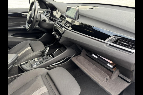 BMW X1 SDrive18i High Executive Automaat Cruise control Climate control Stoelverwarming Navigatie Full LED Head-up display Camera BMW X1 SDrive18i High Executive Automaat Cruise control Climate control Stoelverwarming Navigatie Full LED Head-up display Camera