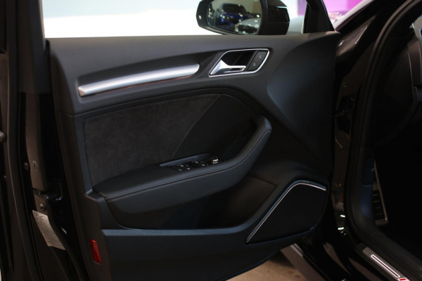 Audi RS3 Limousine 2.5 TFSI Quattro *Pano*RS-Stoelen*B&O*Camera*Keyless* Audi RS3 Limousine 2.5 TFSI Quattro *Pano*RS-Stoelen*B&O*Camera*Keyless*