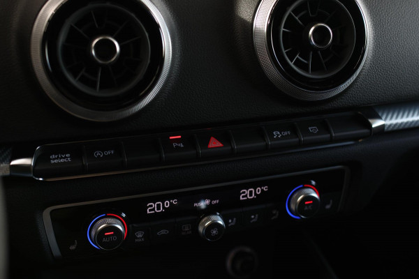 Audi RS3 Limousine 2.5 TFSI Quattro *Pano*RS-Stoelen*B&O*Camera*Keyless* Audi RS3 Limousine 2.5 TFSI Quattro *Pano*RS-Stoelen*B&O*Camera*Keyless*