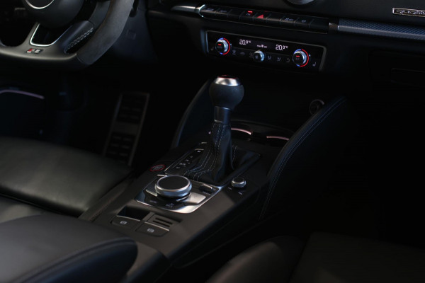 Audi RS3 Limousine 2.5 TFSI Quattro *Pano*RS-Stoelen*B&O*Camera*Keyless* Audi RS3 Limousine 2.5 TFSI Quattro *Pano*RS-Stoelen*B&O*Camera*Keyless*