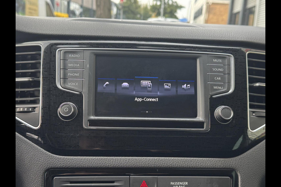 Volkswagen Golf Sportsvan 1.2 TSI Sound BlueMotion Navigatie / Apple CarPlay I Airco I PDC I Sport velgen I Dealer onderhouden Volkswagen Golf Sportsvan 1.2 TSI Sound BlueMotion Navigatie / Apple CarPlay I Airco I PDC I Sport velgen I Dealer onderhouden