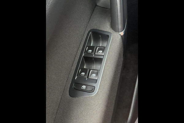 Volkswagen Golf Sportsvan 1.2 TSI Sound BlueMotion Navigatie / Apple CarPlay I Airco I PDC I Sport velgen I Dealer onderhouden Volkswagen Golf Sportsvan 1.2 TSI Sound BlueMotion Navigatie / Apple CarPlay I Airco I PDC I Sport velgen I Dealer onderhouden