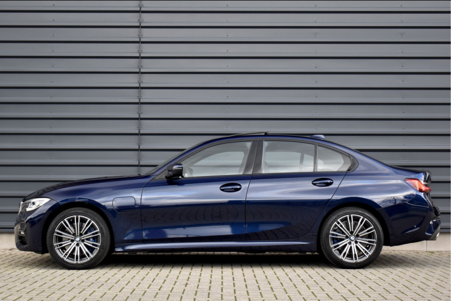 BMW 3 Serie 330e M Sport Individual | Schuif/Kanteldak | ACC | Laser Light | Memory | Harman/Kardon | Camera | BMW 3 Serie 330e M Sport Individual | Schuif/Kanteldak | ACC | Laser Light | Memory | Harman/Kardon | Camera |