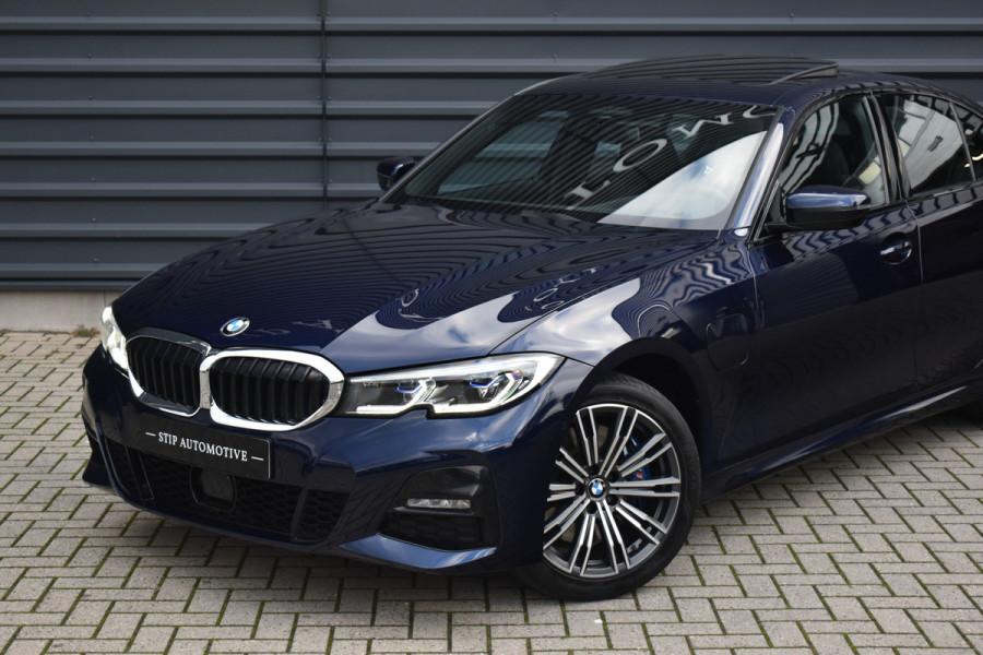 BMW 3 Serie 330e M Sport Individual | Schuif/Kanteldak | ACC | Laser Light | Memory | Harman/Kardon | Camera | BMW 3 Serie 330e M Sport Individual | Schuif/Kanteldak | ACC | Laser Light | Memory | Harman/Kardon | Camera |