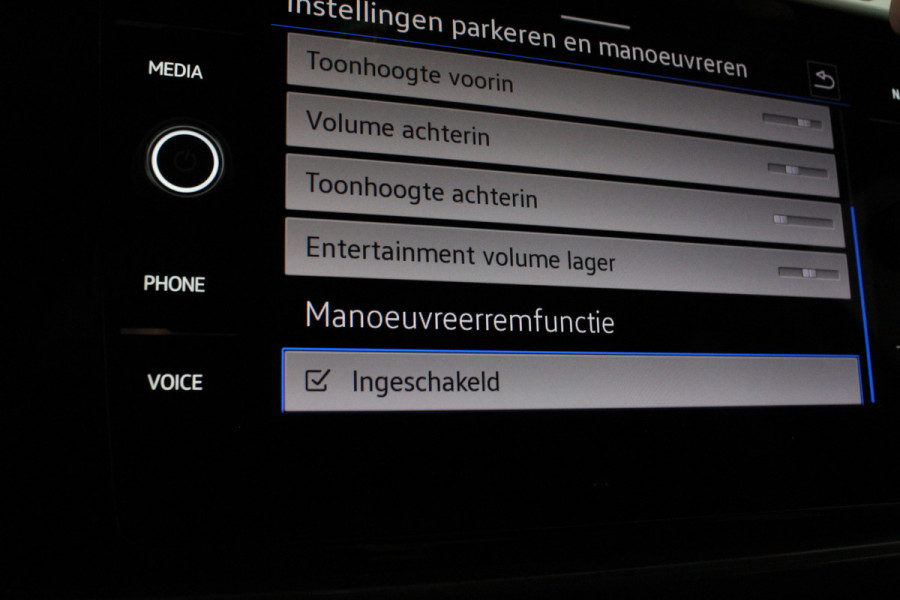 Volkswagen T-Roc 1.5 TSI Style 150pk Camera/Trekhaak/DSG/Stoelverwarming/Adapt.cruise Volkswagen T-Roc 1.5 TSI Style 150pk Camera/Trekhaak/DSG/Stoelverwarming/Adapt.cruise